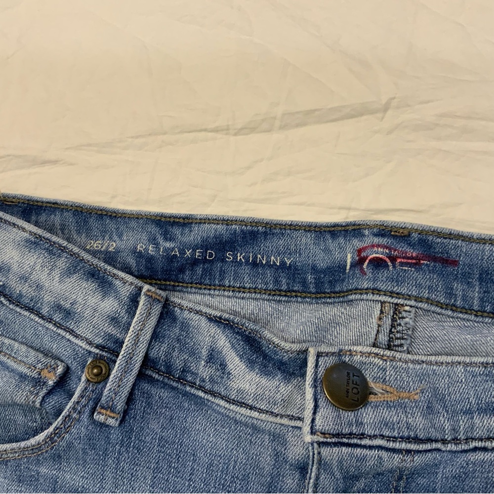 Ann Taylor Loft Relaxed Skinny Jeans 
Size 2/26 
Light Wash Distressed Denim - Picture 7 of 16